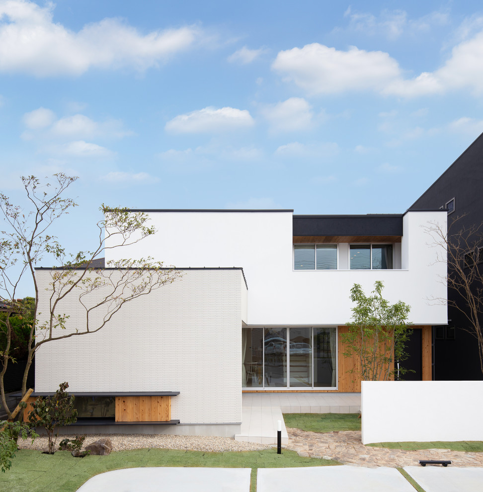 Свежая идея для дизайна: двухэтажный, белый частный загородный дом с плоской крышей - отличное фото интерьера