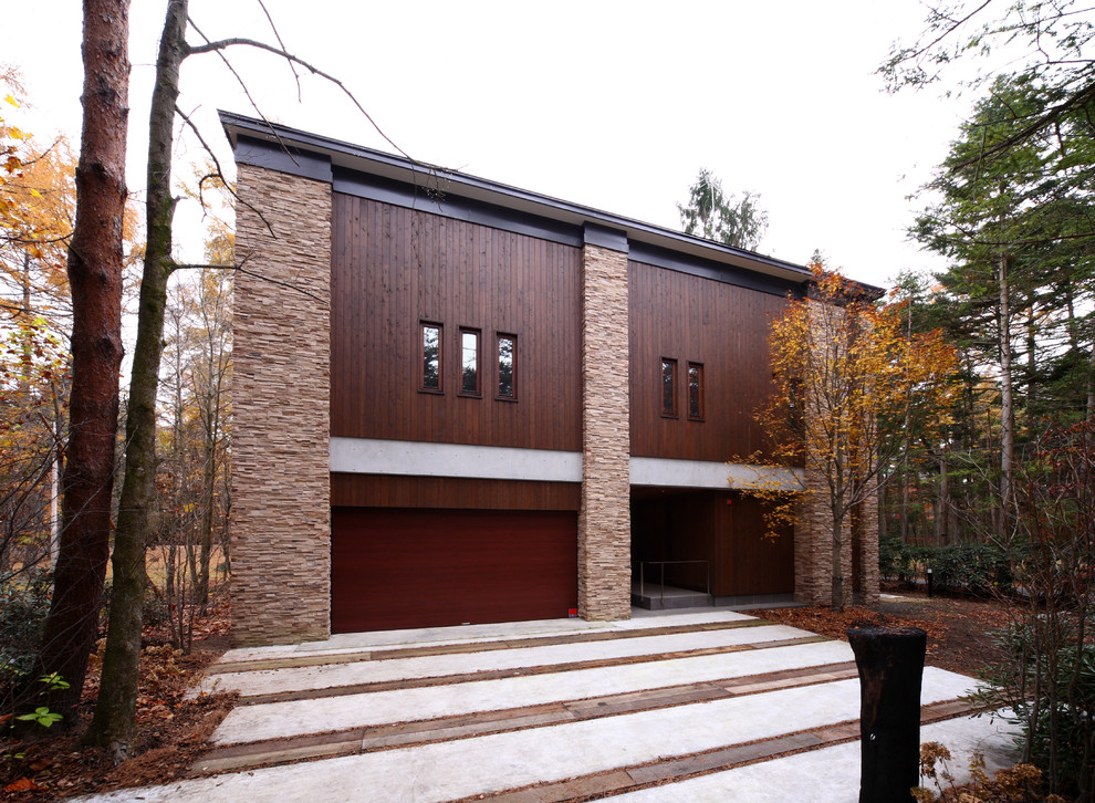 Свежая идея для дизайна: двухэтажный, деревянный, коричневый частный загородный дом среднего размера в современном стиле с односкатной крышей и металлической крышей - отличное фото интерьера