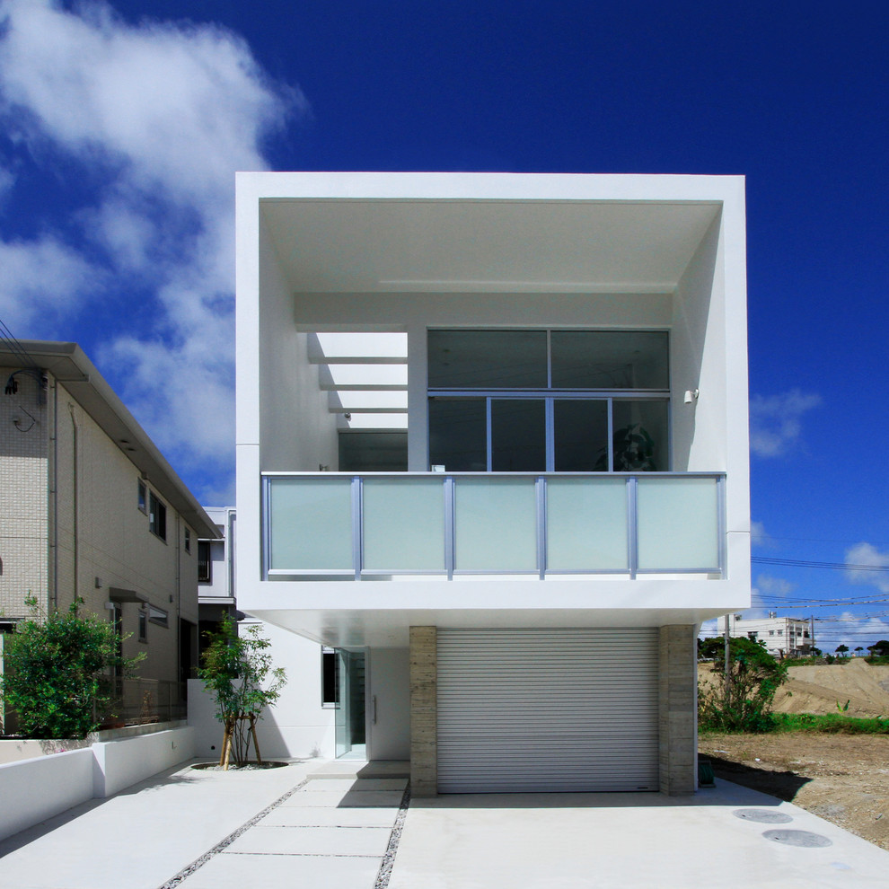 Esempio della facciata di una casa bianca moderna con tetto piano