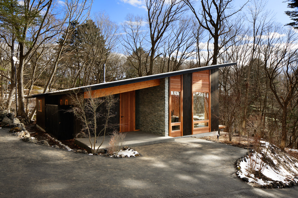 Imagen de fachada marrón contemporánea con tejado de un solo tendido