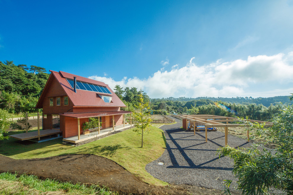 Diseño de fachada de casa roja asiática de dos plantas con revestimiento de madera, tejado a dos aguas y tejado de metal