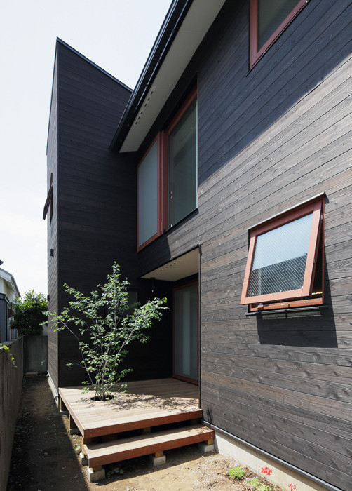 東京都下にあるトランジショナルスタイルのおしゃれな家の外観の写真