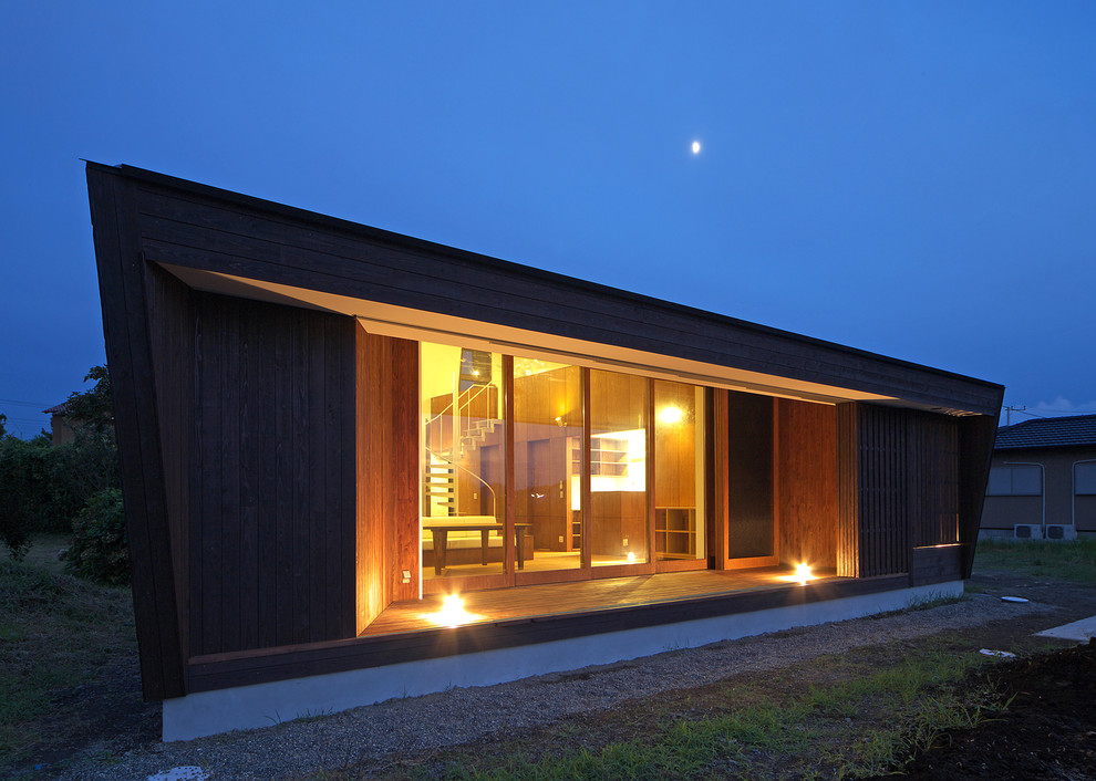 Idéer för ett litet modernt svart hus, med allt i ett plan, pulpettak och tak i metall