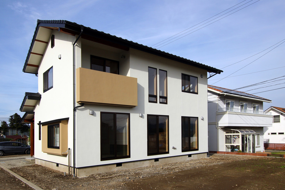 Foto de fachada de casa blanca minimalista pequeña de dos plantas con revestimientos combinados, tejado a cuatro aguas y tejado de teja de barro