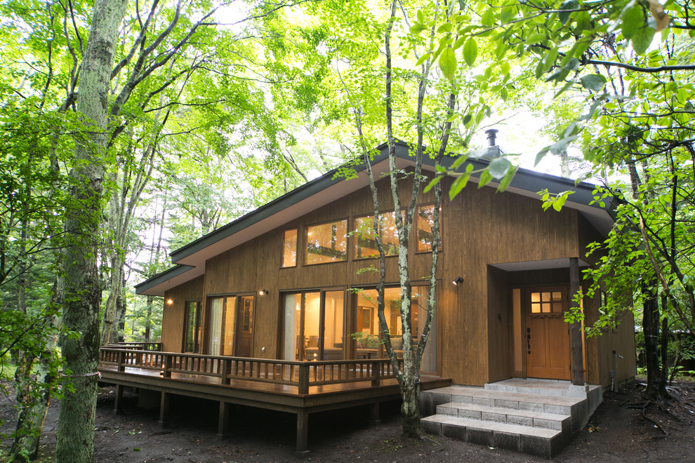 Asiatische Holzfassade Haus mit brauner Fassadenfarbe in Sonstige