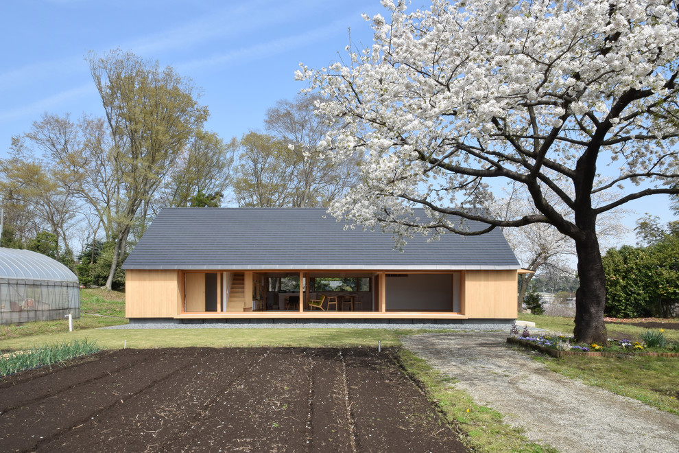Идея дизайна: одноэтажный, черный частный загородный дом среднего размера в скандинавском стиле с облицовкой из металла, двускатной крышей и металлической крышей
