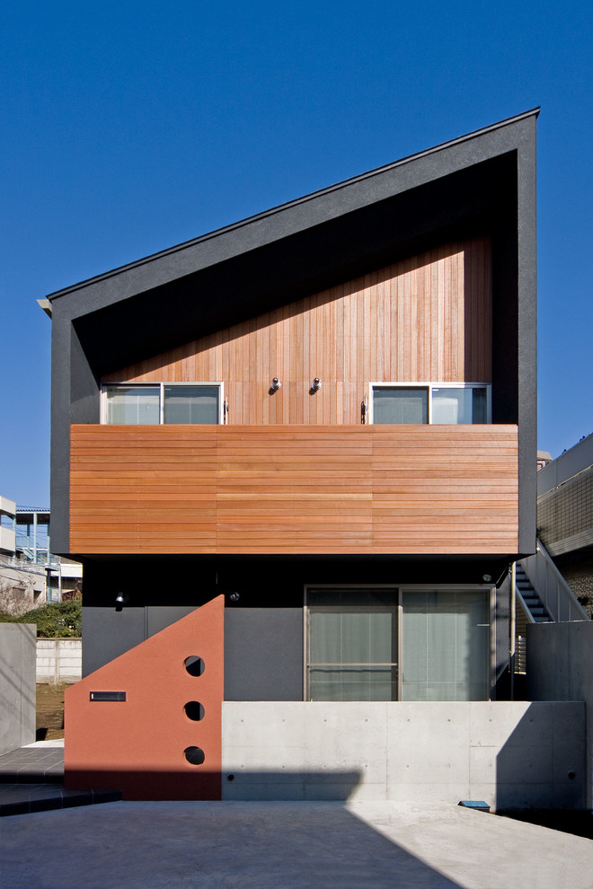 Стильный дизайн: двухэтажный, черный дом в стиле модернизм с односкатной крышей - последний тренд