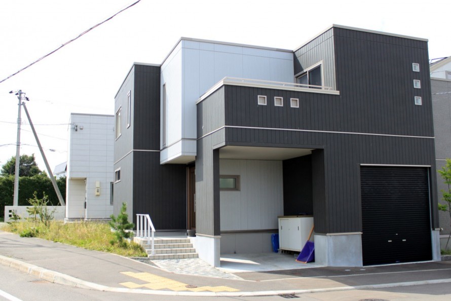 札幌にあるトランジショナルスタイルのおしゃれな家の外観 (コンクリート繊維板サイディング) の写真