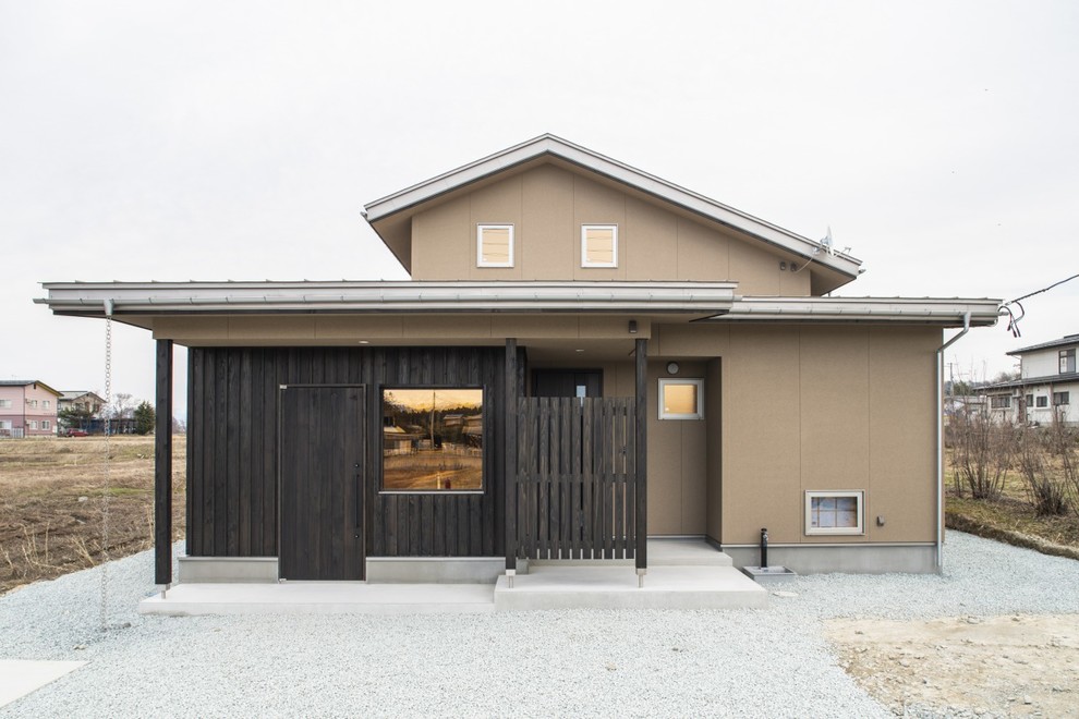 Kleines, Zweistöckiges Asiatisches Einfamilienhaus mit brauner Fassadenfarbe, Satteldach und Blechdach in Sonstige