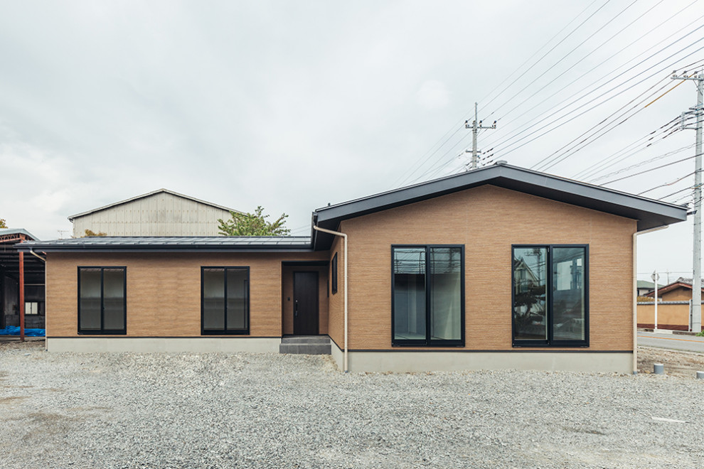Mittelgroßes Asiatisches Haus mit Mix-Fassade und schwarzer Fassadenfarbe in Sonstige