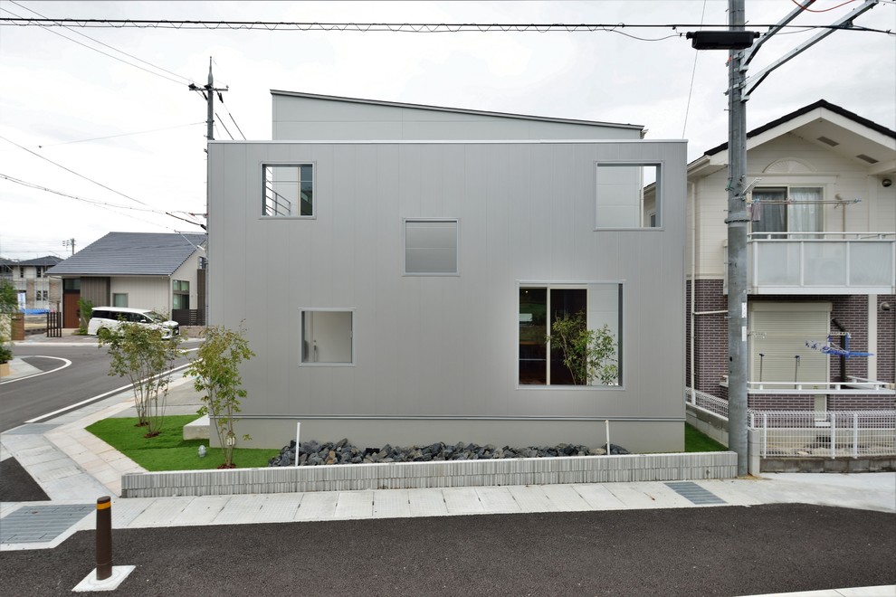 他の地域にある低価格の小さなミッドセンチュリースタイルのおしゃれな家の外観 (メタルサイディング) の写真