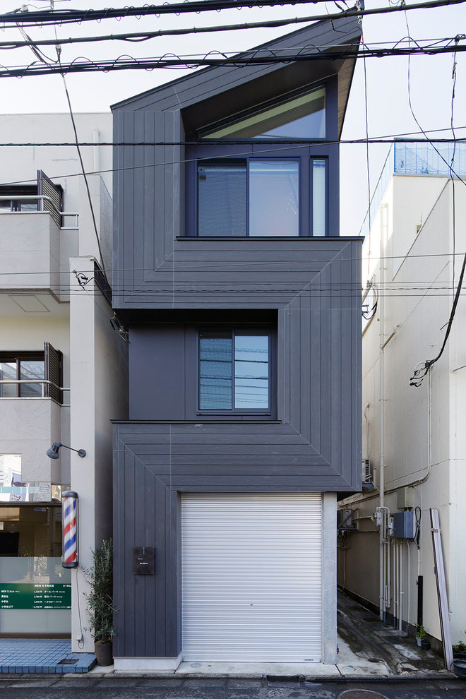 Photo of a contemporary house exterior in Tokyo.