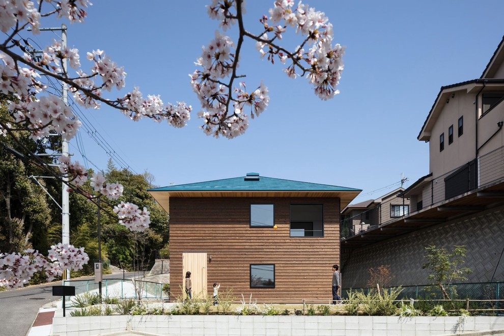 大阪にある中くらいなコンテンポラリースタイルのおしゃれな家の外観の写真