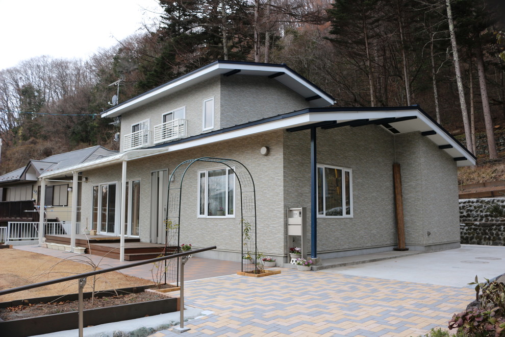 Inspiration pour une façade de maison grise nordique de taille moyenne et à un étage avec un revêtement mixte, un toit à deux pans et un toit en métal.