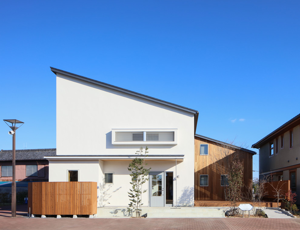 Modelo de fachada de casa multicolor actual de dos plantas con tejado de un solo tendido