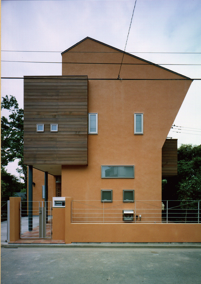 東京都下にある北欧スタイルのおしゃれな家の外観 (オレンジの外壁) の写真