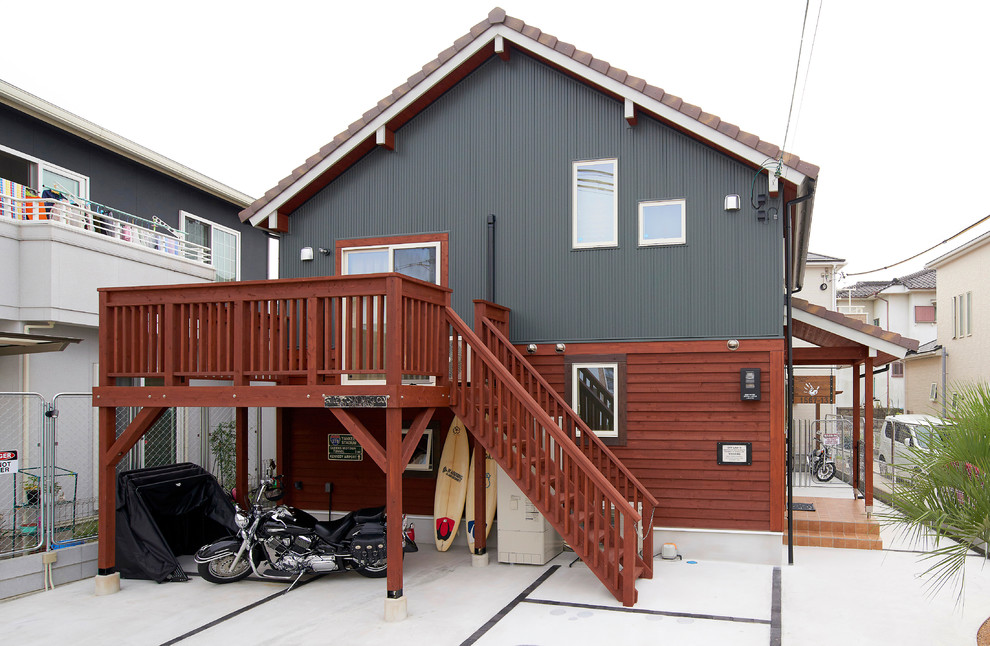 Cette image montre une façade de maison multicolore traditionnelle avec un toit à deux pans.