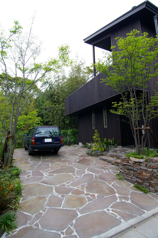 Aménagement d'une façade de maison marron rétro en bois à un étage avec un toit en appentis et un toit en métal.