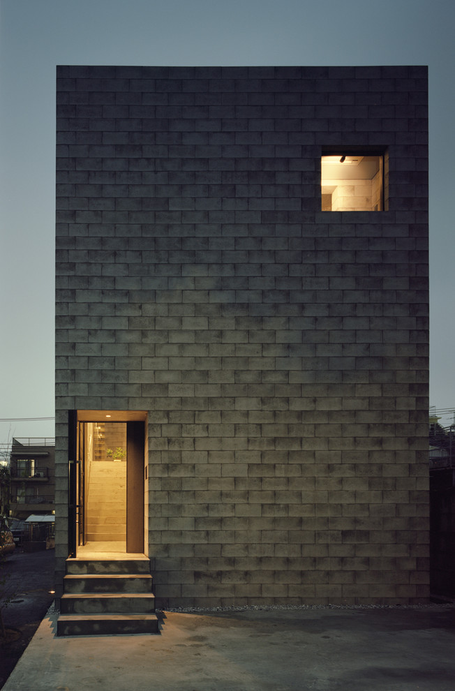 Идея дизайна: двухэтажный, кирпичный, серый дом с плоской крышей