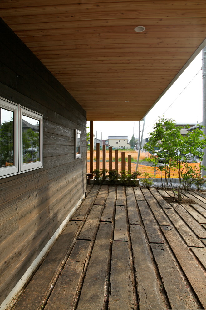 Foto de fachada minimalista de tamaño medio de dos plantas con tejado de un solo tendido y tejado de metal