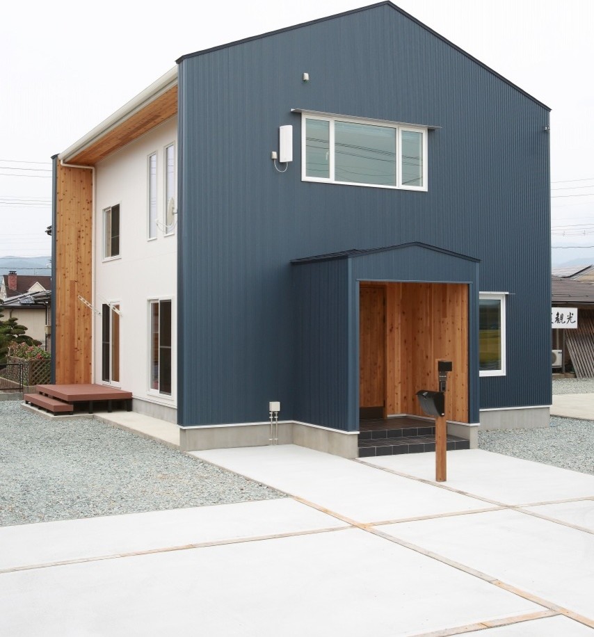 Diseño de fachada de casa azul asiática de dos plantas con revestimiento de metal, tejado a dos aguas y tejado de metal