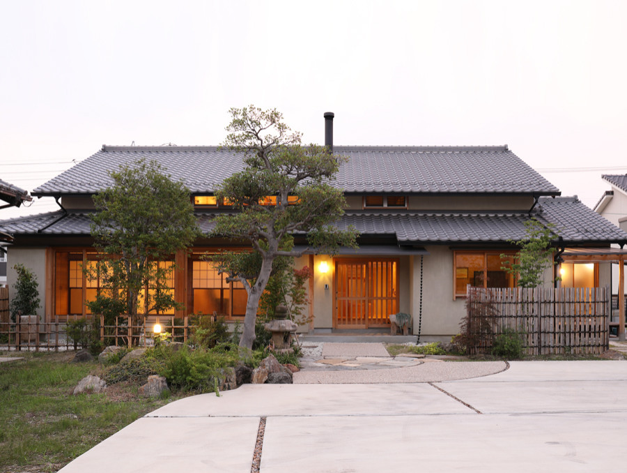 Ejemplo de fachada de casa de estilo zen de tamaño medio de una planta con tejado a dos aguas y tejado de teja de barro