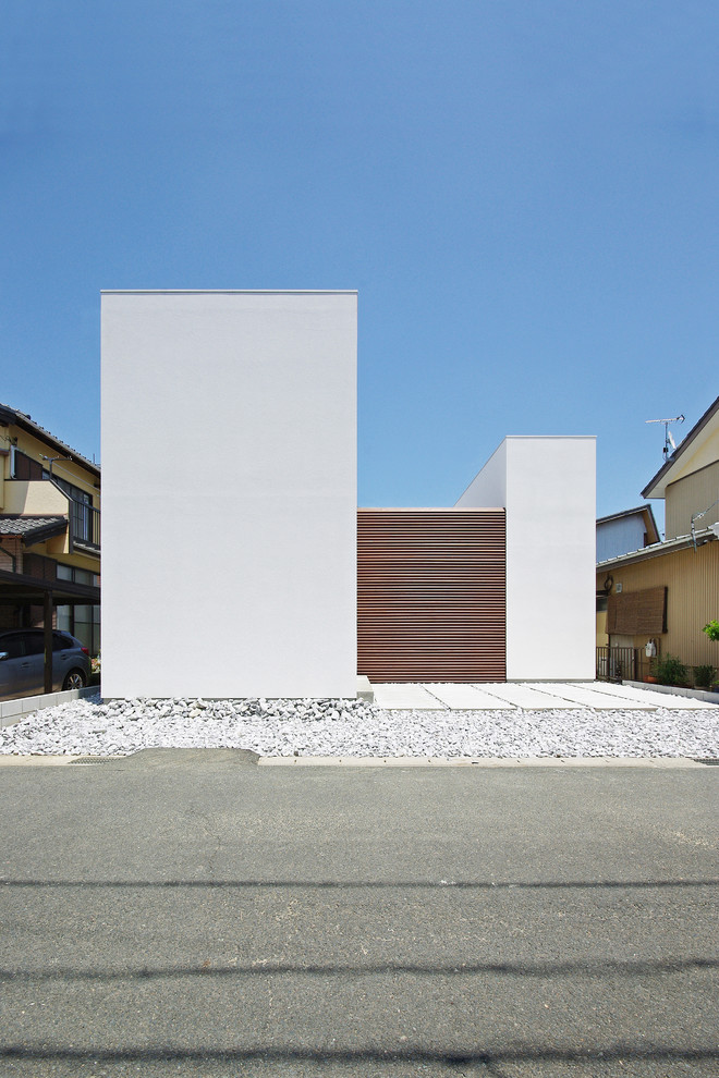 Ejemplo de fachada de casa blanca minimalista de dos plantas con tejado plano