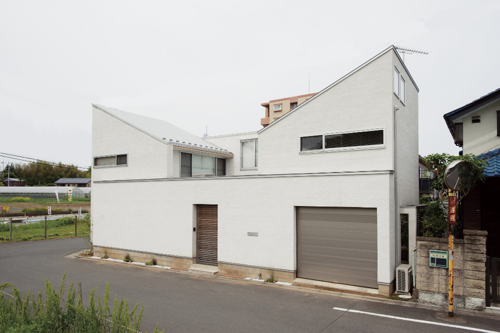 Zweistöckiges Modernes Haus mit weißer Fassadenfarbe in Tokio Peripherie