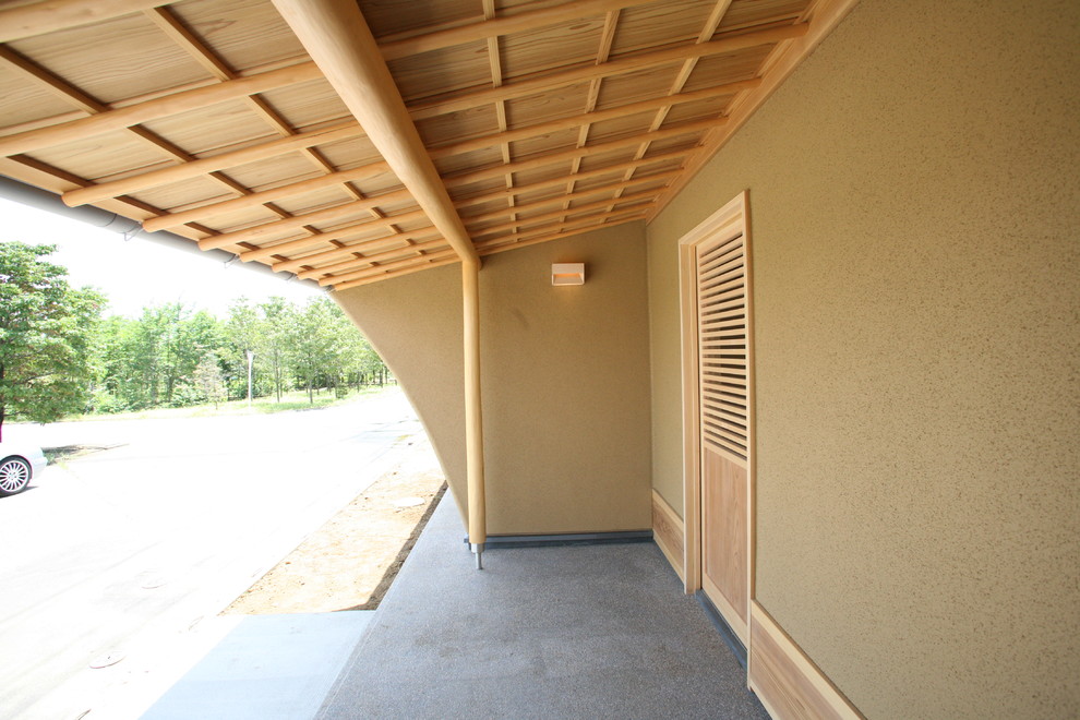 Foto de fachada de casa beige de estilo zen de tamaño medio de dos plantas con tejado de teja de barro