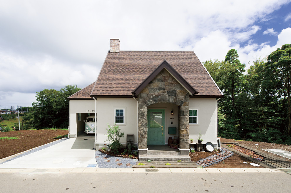 Idee per la facciata di una casa bianca country di medie dimensioni con tetto a capanna
