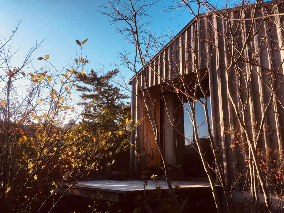 Ispirazione per la villa piccola grigia scandinava a un piano con rivestimento in metallo, tetto a capanna e copertura in metallo o lamiera