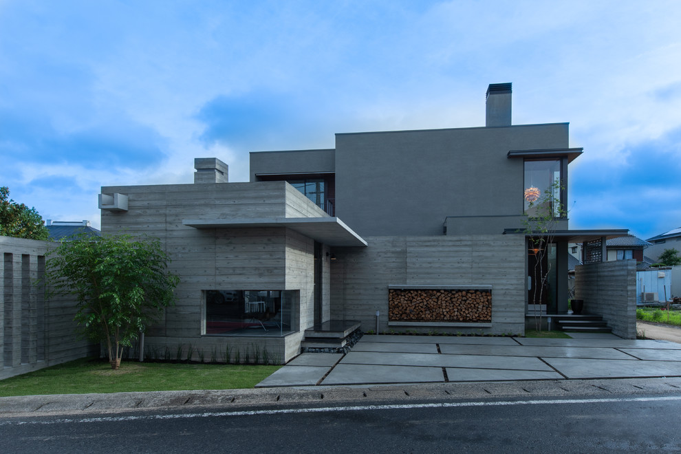 Стильный дизайн: двухэтажный, серый частный загородный дом среднего размера в стиле модернизм с облицовкой из бетона, плоской крышей и металлической крышей - последний тренд