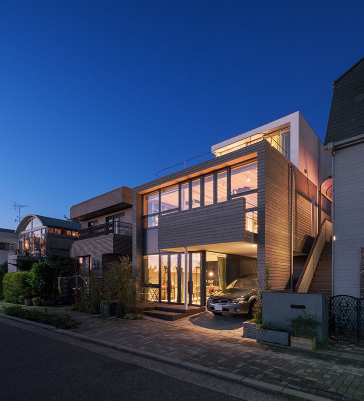 東京都下にあるコンテンポラリースタイルのおしゃれな家の外観 (レンガサイディング) の写真