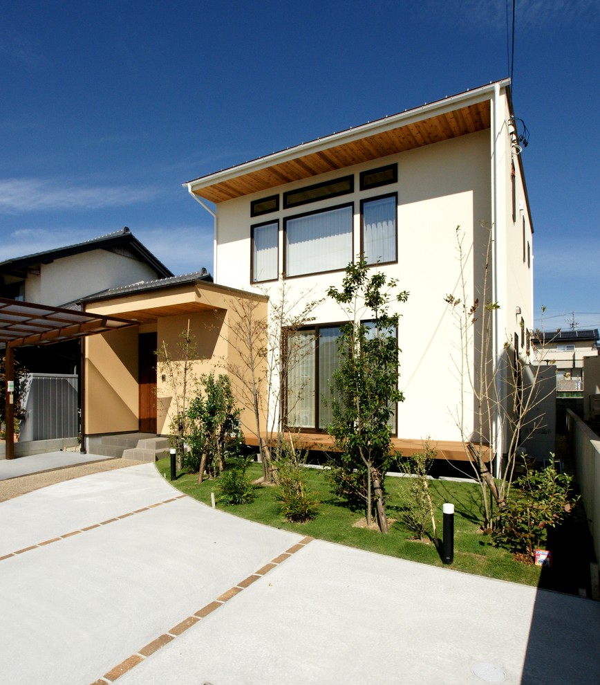 Cette image montre une façade de maison urbaine à un étage.