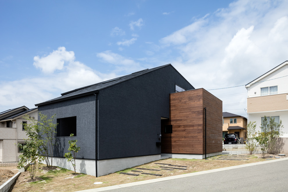 Zweistöckiges Modernes Haus mit schwarzer Fassadenfarbe und Satteldach in Osaka