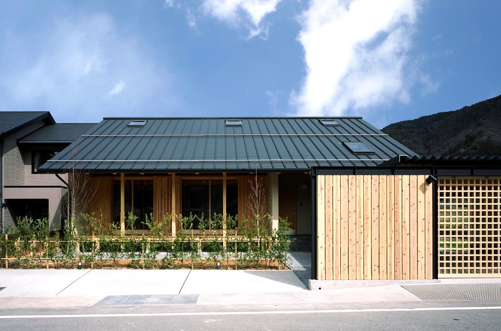 Einstöckige Holzfassade Haus mit brauner Fassadenfarbe in Sonstige
