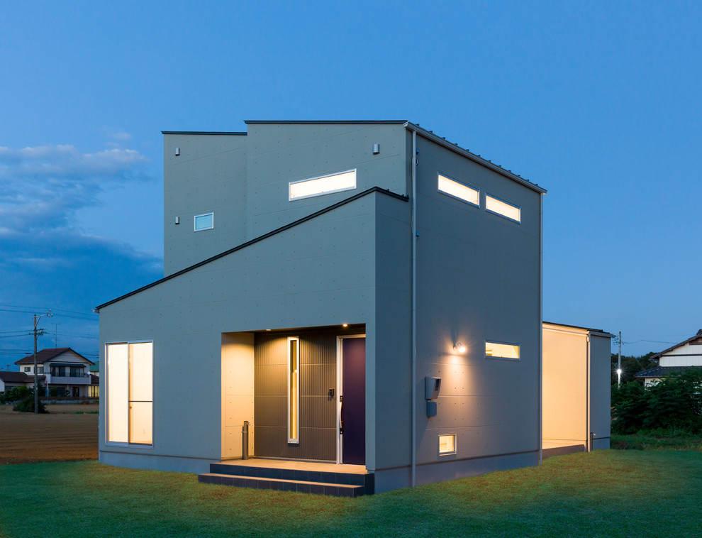 Свежая идея для дизайна: двухэтажный, белый частный загородный дом в стиле модернизм - отличное фото интерьера