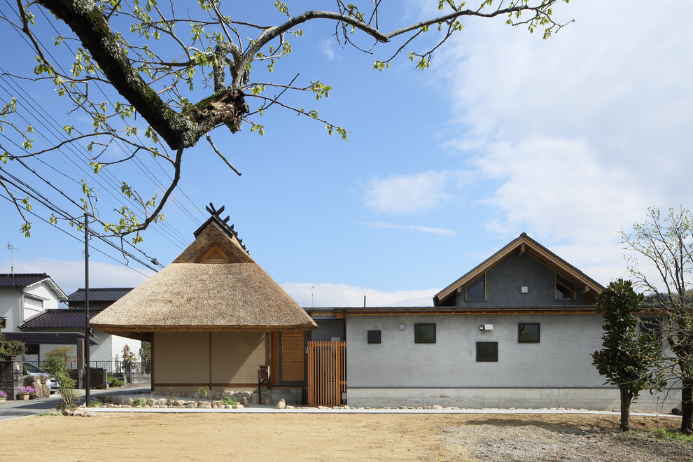 Einstöckiges Asiatisches Einfamilienhaus mit bunter Fassadenfarbe in Kyoto