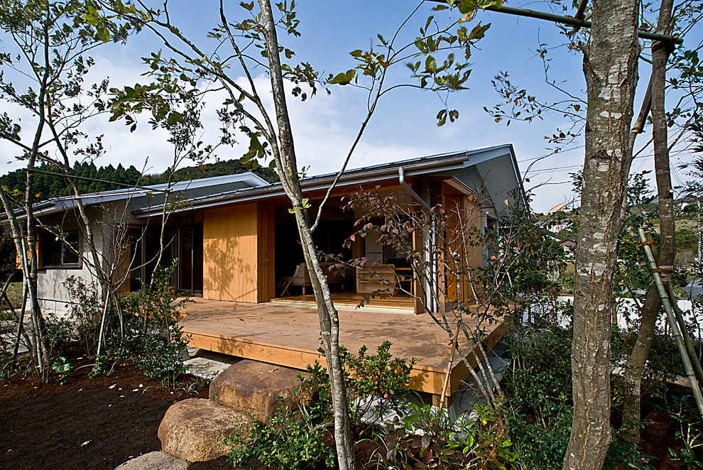 Einstöckiges Modernes Einfamilienhaus mit Lehmfassade, grauer Fassadenfarbe, Satteldach und Blechdach in Sonstige