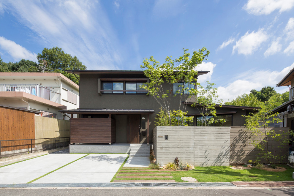 Zweistöckiges Asiatisches Einfamilienhaus mit grauer Fassadenfarbe, Blechdach und grauem Dach in Sonstige