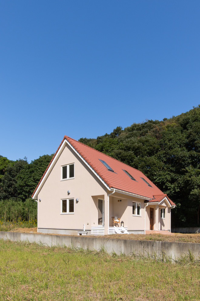 他の地域にある北欧スタイルのおしゃれな家の外観 (漆喰サイディング) の写真