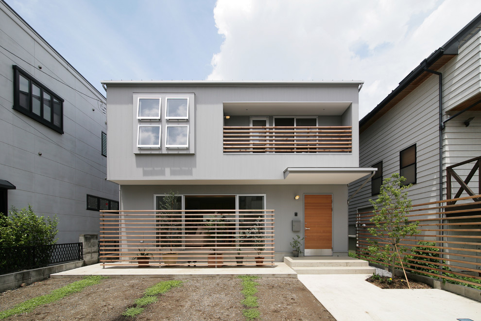 Modelo de fachada de casa gris de estilo zen de dos plantas con revestimiento de metal, tejado de un solo tendido y tejado de metal
