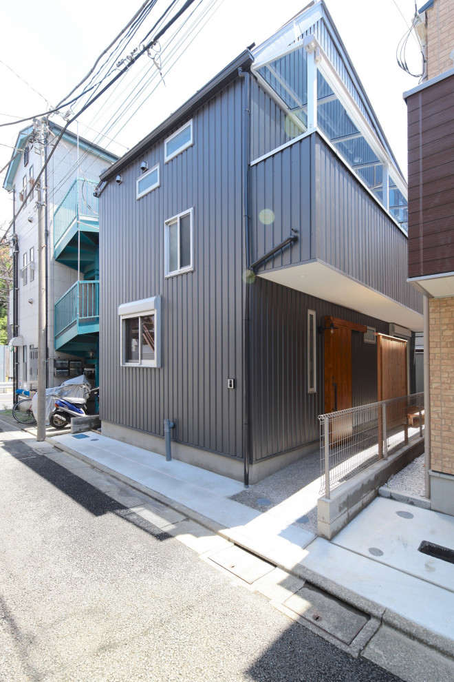 東京23区にある中くらいなトランジショナルスタイルのおしゃれな家の外観の写真