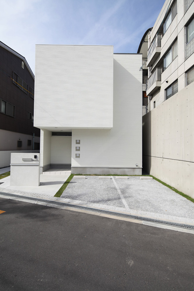 Ispirazione per la facciata di una casa piccola bianca moderna a due piani con tetto piano