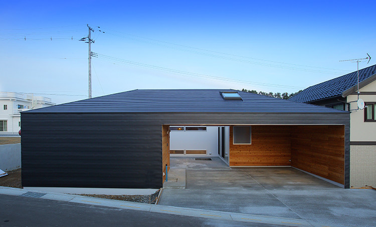 Modelo de fachada de casa gris moderna de una planta con revestimiento de metal, tejado a cuatro aguas y tejado de metal