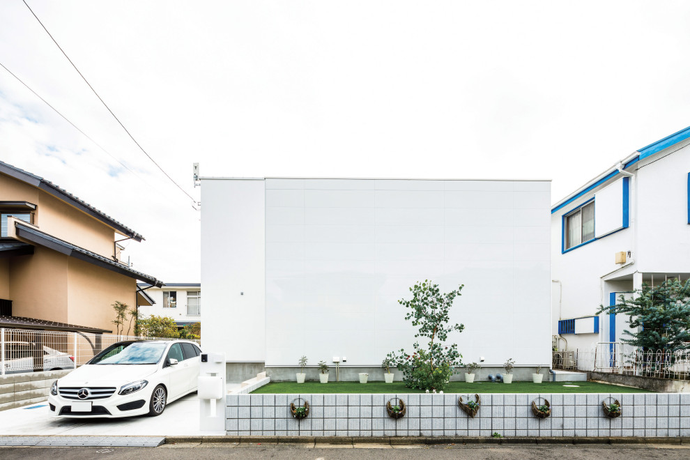 На фото: двухэтажный, белый дуплекс среднего размера в стиле модернизм с комбинированной облицовкой, плоской крышей и металлической крышей с