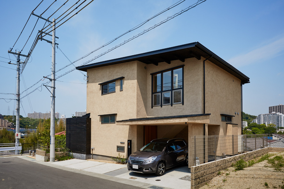 Mittelgroßes, Zweistöckiges Asiatisches Einfamilienhaus mit Putzfassade, brauner Fassadenfarbe, Pultdach und Blechdach in Kobe