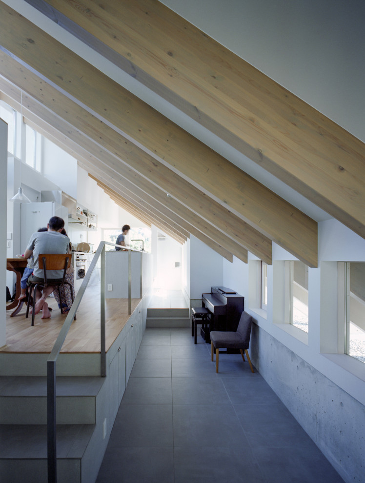 Kleines, Zweistöckiges Modernes Haus mit weißer Fassadenfarbe, Pultdach und Blechdach in Sonstige