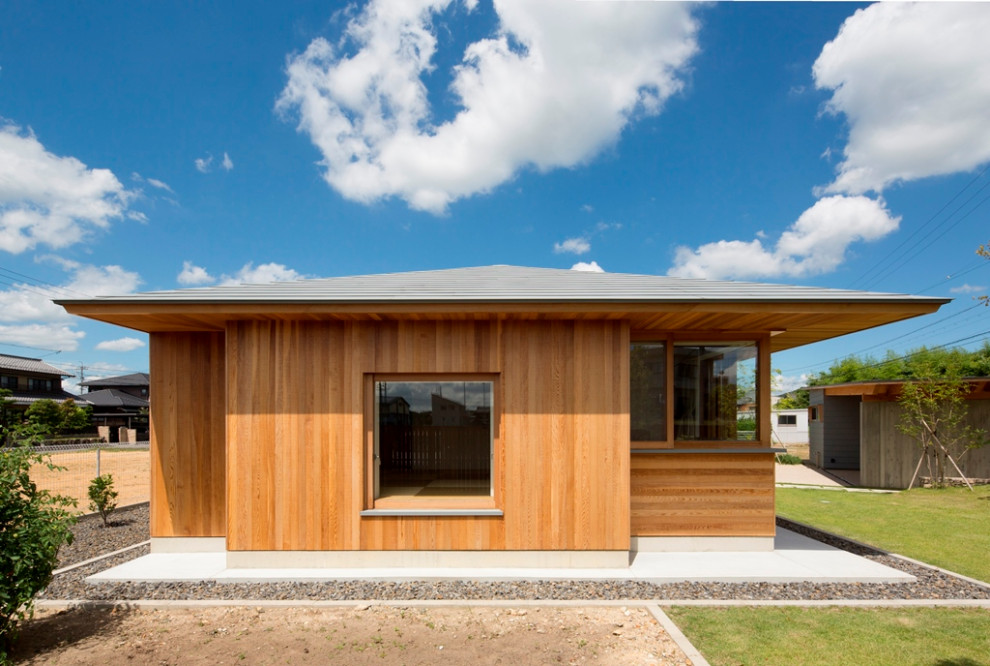 Идея дизайна: одноэтажный, деревянный, бежевый частный загородный дом среднего размера в классическом стиле с вальмовой крышей и металлической крышей