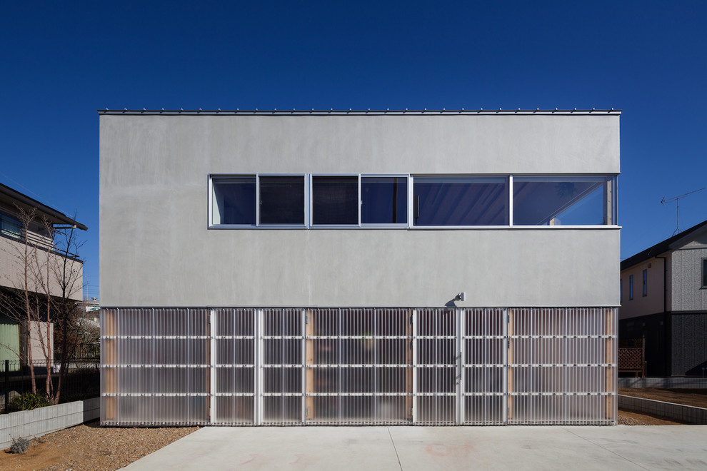 Идея дизайна: двухэтажный, серый частный загородный дом в стиле рустика с облицовкой из бетона, односкатной крышей и металлической крышей